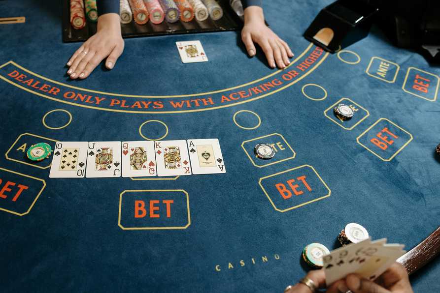 How Casino Games Evolved from Offline to Online